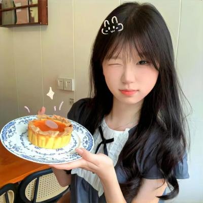 给小酒馆女子喝高杯酒